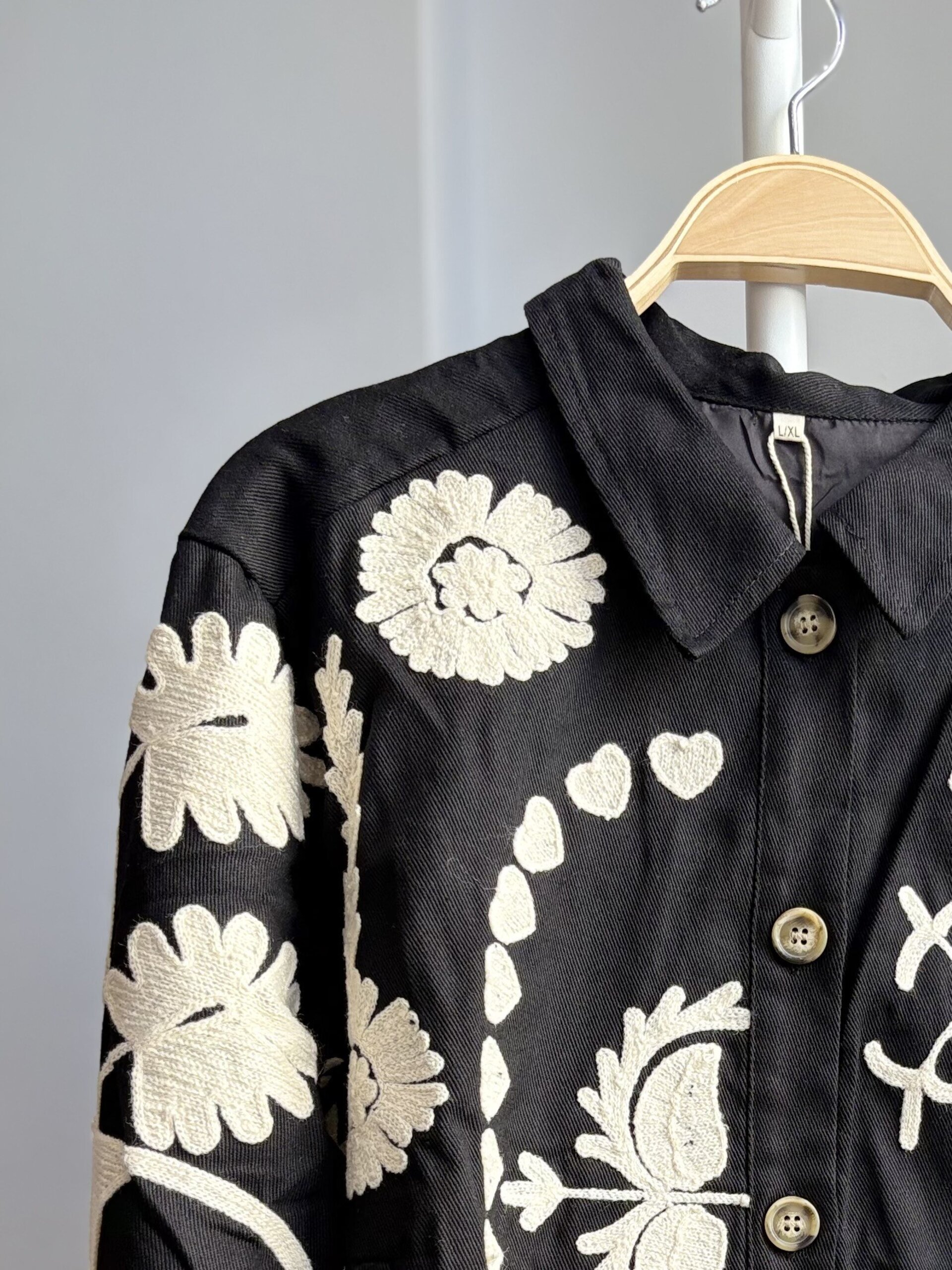 Cazadora Negra Bordada - 2